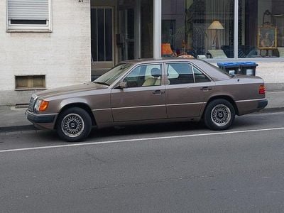 Second-hand Mercedes E230 131 CP (96 kW) 1989 Maro Berlinǎ