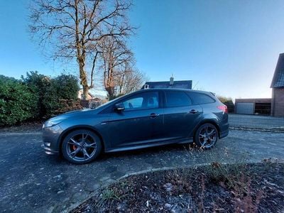 Grau Gebraucht 2018 Ford Focus ST-Line Limousine | 9.990 € (Fairer Preis)