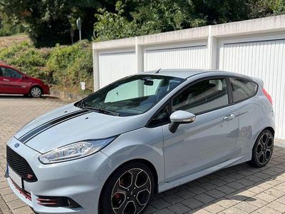 Grau Gebraucht 2017 Ford Fiesta ST200 Kleinwagen | 12.500 € (Etwas zu teuer)