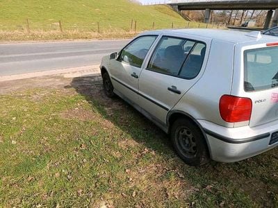 Gebraucht VW Polo 50 PS (36 kW) 2001 Silber Limousine