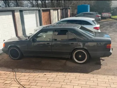 Gebraucht Mercedes 230 132 PS (97 kW) 1989 Schwarz Limousine