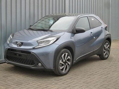 Neu Toyota Aygo 72 PS (52 kW) 2025 Celestite grey (1k3)/ black mi Kleinwagen