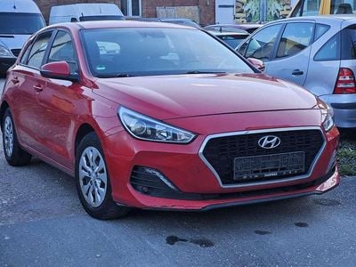 Gebraucht Hyundai i30 Select 116 PS (85 kW) 2019 Engine red / sol Kleinwagen