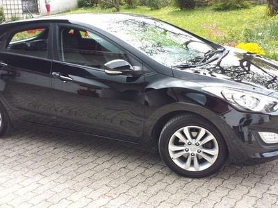 Gebraucht Hyundai i30 Intro Edition 99 PS (72 kW) 2012 Schwarz Limousine