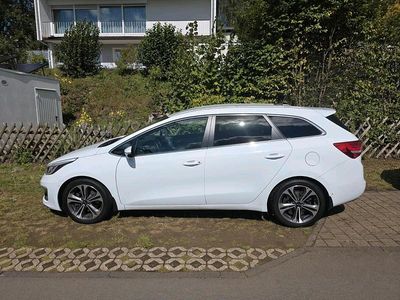 Weiß Gebraucht 2016 Kia Ceed Kleinwagen | 10.100 €