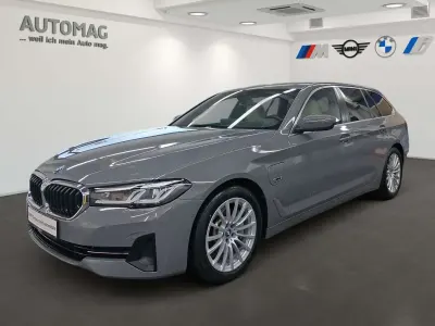 Gebraucht BMW 530e Sport Line 292 PS (214 kW) 2022 Berninagrau bernsteineffekt Kombi