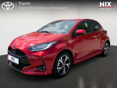 Gebraucht Toyota Yaris Hybrid Comfort 116 PS (85 kW) 2024 Emotional red metallic Limousine