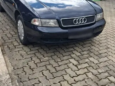 Używany Audi A4 101 KM (74 kW) 1998 Niebieski Sedan/Limuzyna