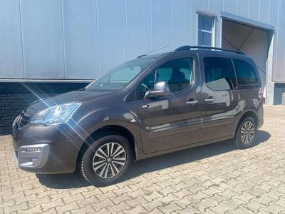 Grau Gebraucht 2017 Peugeot Partner Van / Kleinbus | 7.800 € (Etwas zu teuer)