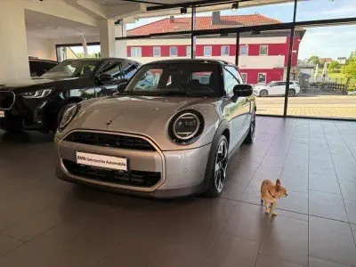 Gebraucht Mini Cooper Favoured 156 PS (114 kW) 2024 Melting silver iii Kleinwagen
