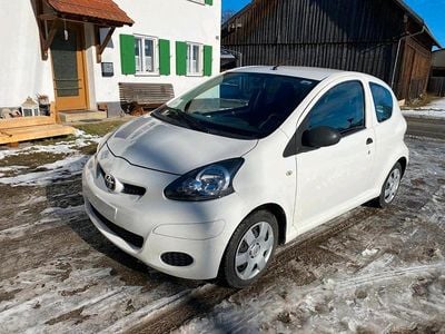 Gebraucht Toyota Aygo 68 PS (50 kW) 2010 Weiß Kleinwagen