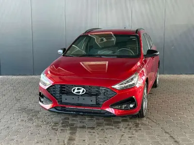 Neu Hyundai i30 Comfort 101 PS (74 kW) 2025 Ultimate red Kombi