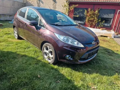 Usata Ford Fiesta Titanium 90 CV (66 kW) 2009 Marrone Berlina