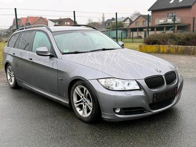 Grau Gebraucht 2009 BMW 320 Kombi | 4.350 € (Fairer Preis)