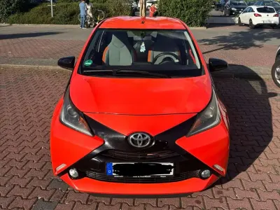 Gebraucht Toyota Aygo X-play 69 PS (50 kW) 2015 Orange Kleinwagen