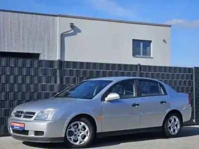 Usado Opel Vectra 147 HP (108 kW) 2002 Prateado Sedan