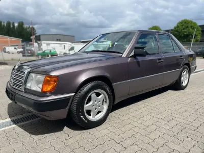 Używany Mercedes E230 132 KM (97 kW) 1991 Niebieski Sedan/Limuzyna