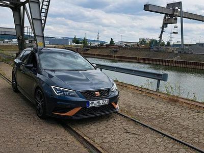 Grün Gebraucht 2018 Seat Leon ST 4Drive Kombi | 25.300 € (Teuer)