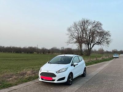 Gebraucht Ford Fiesta 101 PS (74 kW) 2013 Weiß Kleinwagen