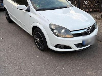 Second-hand Opel Astra GTC Selection 116 CP (85 kW) 2009 Alb Berlinǎ