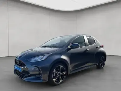 Ny Toyota Yaris Hybrid Style 131 HK (96 kW) 2025 Grå Sedan