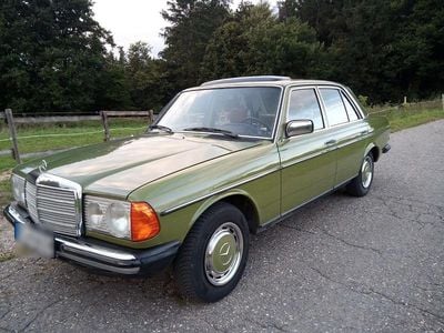 Usata Mercedes 240 79 CV (58 kW) 1982 Verde Berlina
