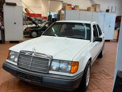 Gebraucht Mercedes 200 118 PS (86 kW) 1988 Weiß Limousine
