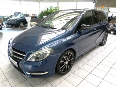 Gebraucht Mercedes B200 156 PS (114 kW) 2012 Blau Kleinwagen