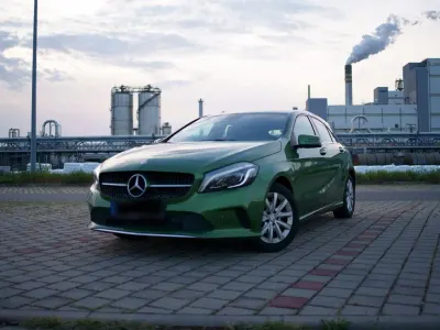 Gebraucht Mercedes A180 Style 122 PS (89 kW) 2016 Grün Limousine