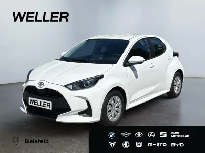Gebraucht Toyota Yaris Comfort 72 PS (52 kW) 2023 Pure) white ii (weiss Kleinwagen