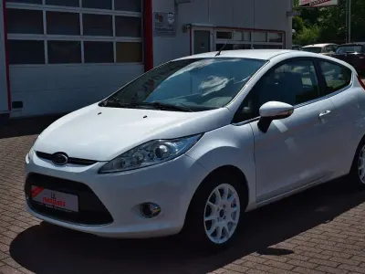Gebraucht Ford Fiesta Trend 92 PS (67 kW) 2012 Weiß Kleinwagen