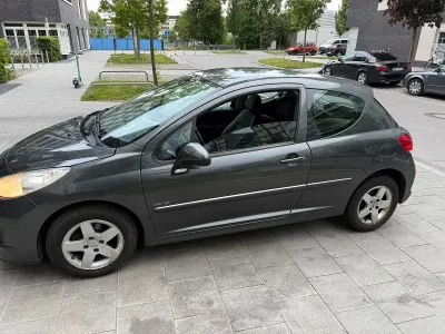 Gebraucht Peugeot 207 Style 73 PS (53 kW) 2011 Grau Kleinwagen