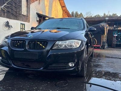 Gebraucht BMW 318 143 PS (105 kW) 2010 Schwarz Kombi