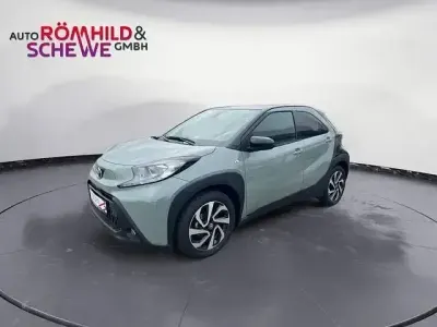 Gebraucht Toyota Aygo X Basis 72 PS (52 kW) 2025 Urban khaki, dach mysticschwar SUV
