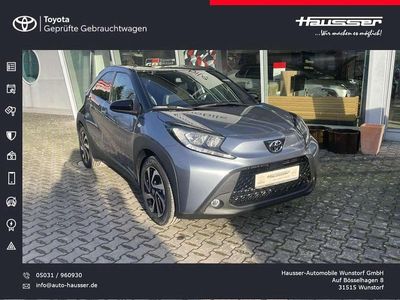 Neu Toyota Aygo X 72 PS (52 kW) 2025 Urban khaki, dach mysticschwar SUV