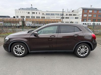 Gebraucht Mercedes GLA220 Urban 170 PS (125 kW) 2015 Braun SUV