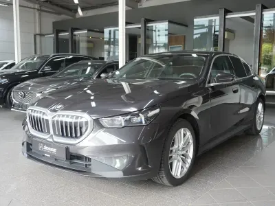 Gebraucht BMW 520 197 PS (144 kW) 2024 Grau metallic