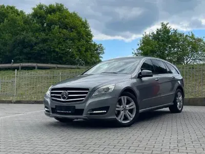 Używany Mercedes R500 387 KM (284 kW) 2010 Srebrny Minivan