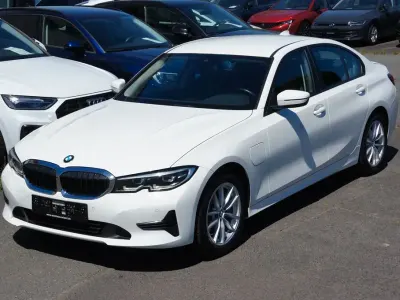 Gebraucht BMW 330 Advantage 252 PS (185 kW) 2021 Weiß Limousine
