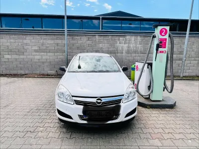 Gebraucht Opel Astra 90 PS (66 kW) 2009 Weiß Limousine