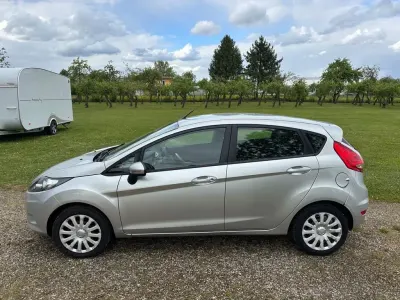 Gebraucht Ford Fiesta Trend 95 PS (69 kW) 2012 Silber Limousine