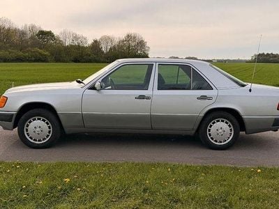 Second-hand Mercedes E250 126 CP (92 kW) 1992 Argintiu Berlinǎ