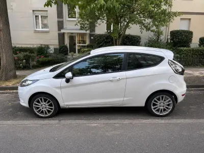 Gebraucht Ford Fiesta Trend 60 PS (44 kW) 2010 Weiß Limousine