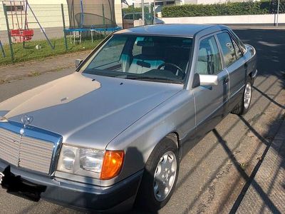 Gebraucht Mercedes E230 136 PS (100 kW) 1991 Silber Limousine