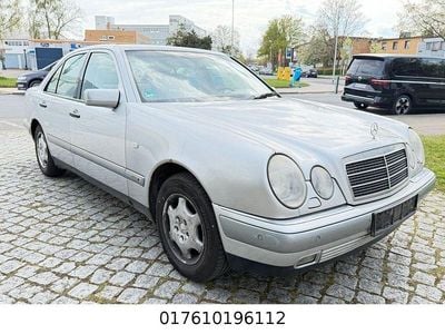 Usata Mercedes E240 Elegance 170 CV (125 kW) 1998 Argento Berlina