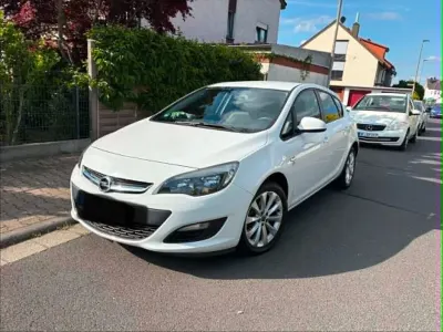 Usata Opel Astra Edition 101 CV (74 kW) 2012 Bianco Berlina