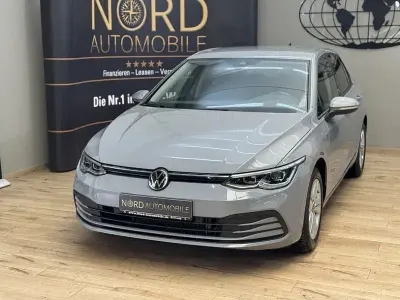 Gebraucht VW Golf VIII Life 131 PS (96 kW) 2023 Mondsteingrau Limousine