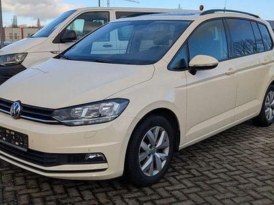 Gelb Gebraucht 2019 VW Touran Trendline Van / Kleinbus | 12.500 €