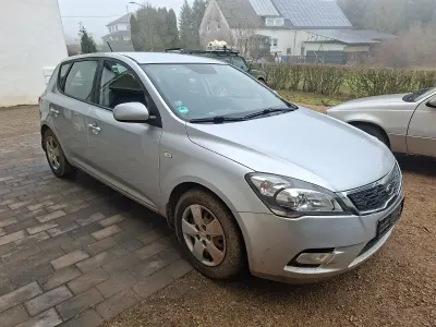 Gebraucht Kia Ceed 90 PS (66 kW) 2010 Silber Kleinwagen