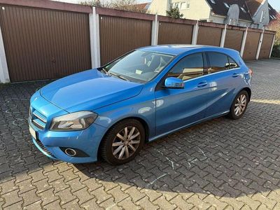 Gebraucht Mercedes A180 122 PS (89 kW) 2013 Blau Limousine